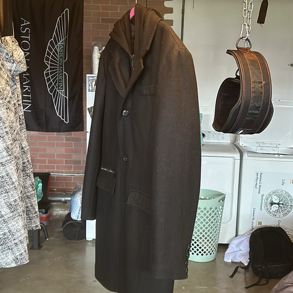 Selling a Guess polyester coat - Picture 2 of 7